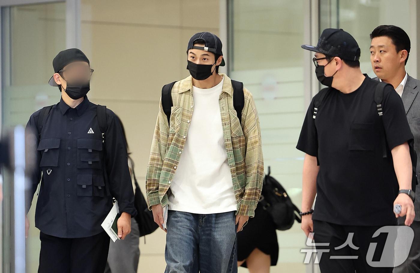 과잉 경호 논란에 휩싸인 배우 변우석이 홍콩에서 열린 아시아 팬미팅 일정을 마치고 7월16일 오후 인천국제공항 제2터미널을 통해 입국하고 있다. 변우석의 경호업체는 지난 12일 공항 라운지를 이용하는 다른 이용객에게 강한 플래시를 쏘고 이용객 일부에게 여권 제시를 요구하며 과잉 경호를 해 공항 이용객들에게 불편을 샀다. 이에 변우석의 소속사와 경호업체는 사과했지만, 인천국제공항 측이 사전 협의가 없이 진행됐다는 입장을 전해 다시 논란이 확산했다. 2024.7.16/뉴스1 ⓒ News1 김진환 기자