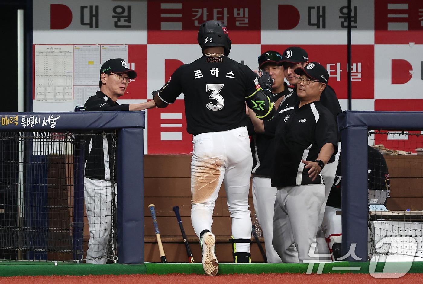본문 이미지 - 17일 서울 구로구 고척스카이돔에서 열린 '2024 신한은행 SOL뱅크 KBO리그' kt 위즈가 키움 히어로즈와의 경기에서 12-8로 승리했다.뉴스1 ⓒ News1 김성진 기자
