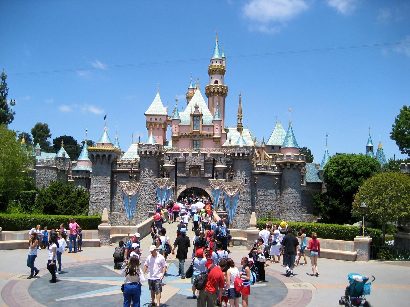 본문 이미지 - 디즈니랜드 신데렐라 캐슬. (출처: Alfred A. Si, 사진(2010), Wikimedia Commons, Public Domain)