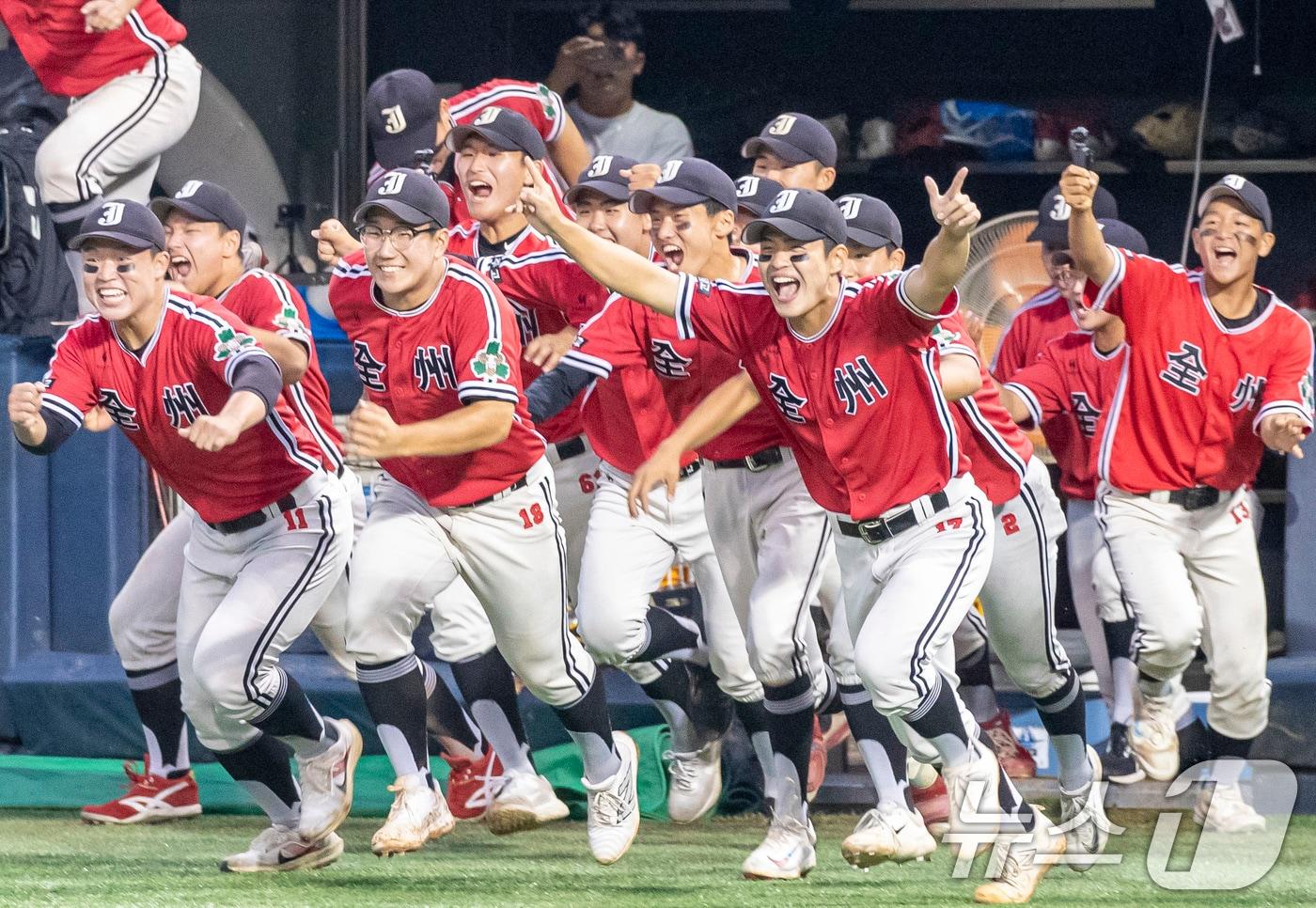16일 서울 양천구 목동야구장에서 열린 제79회 청룡기고교야구선수권대회 겸 주말리그 왕중왕전 결승전 경기에서 전주고 선수들이 우승을 확정짓자 환호하고 있다. 전주고는 마산용마고를 14대 5로 크게 이기고 청룡기 첫 우승을 차지했다.(조선일보 제공) 2024.7.16/뉴스1