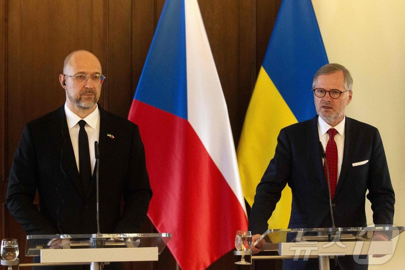 본문 이미지 - 16일(현지시간) 체코 프라하에서 왼쪽부터 데니스 슈미할 우크라이나 총리와 페트로 피알라 체코 총리가 공동 기자회견을 열고 있다. 양국은 우크라이나 전황과 이주, 국방, 에너지 협력 등에 관해 논의했다. 2024.07.16/ ⓒ AFP=뉴스1 ⓒ News1 권진영 기자