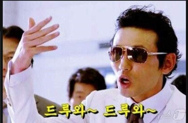 본문 이미지 -  영화 신세계에서 황정민의 명대사 '드루와'. (NEW 제공) ⓒ 뉴스1