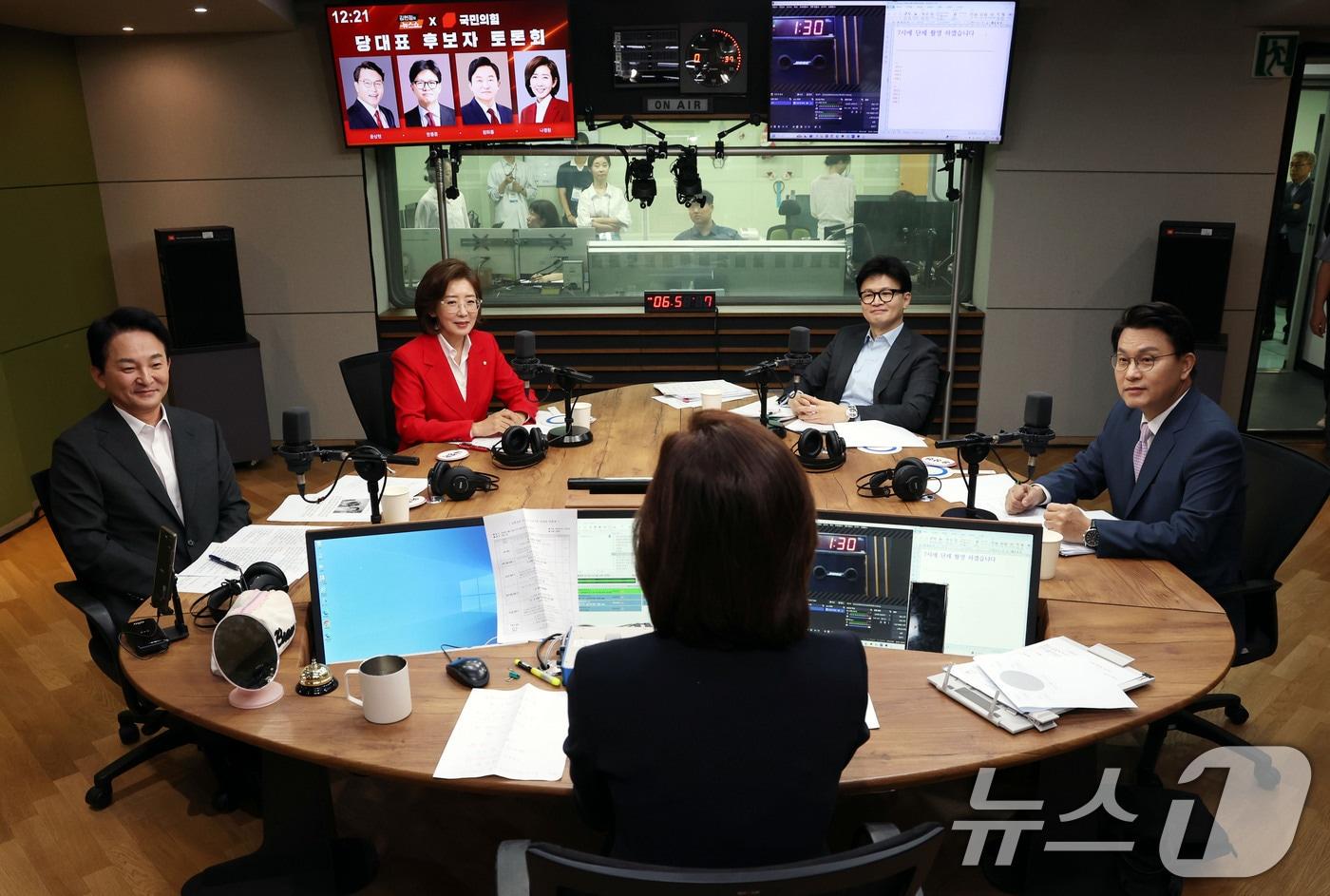 본문 이미지 - 원희룡(왼쪽부터), 나경원, 한동훈, 윤상현 국민의힘 당대표 후보가 17일 오전 서울 양천구 CBS 사옥에서 ‘CBS 김현정의 뉴스쇼 특집’ 국민의힘 당대표 후보자 토론회를 준비하고 있다. 2024.7.17/뉴스1 ⓒ News1 국회사진취재단