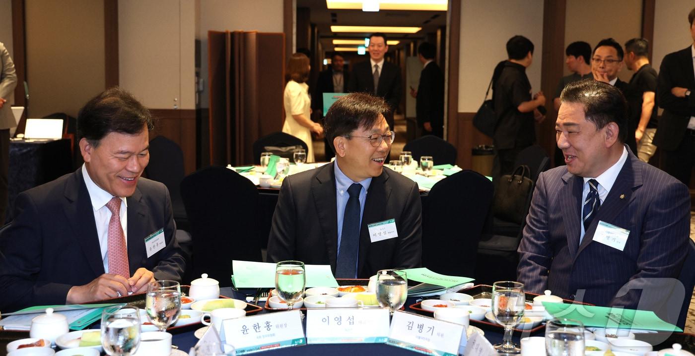 이영섭 뉴스1 대표이사(가운데)17일 오전 서울 중구 롯데호텔에서 열린 제6회 뉴스1 블록체인 리더스클럽에서 윤한홍 국회 정무위원장(왼쪽), 김병기 더불어민주당 의원이 대화하고 있다. 2024.7.17/뉴스1 ⓒ News1 신웅수 기자