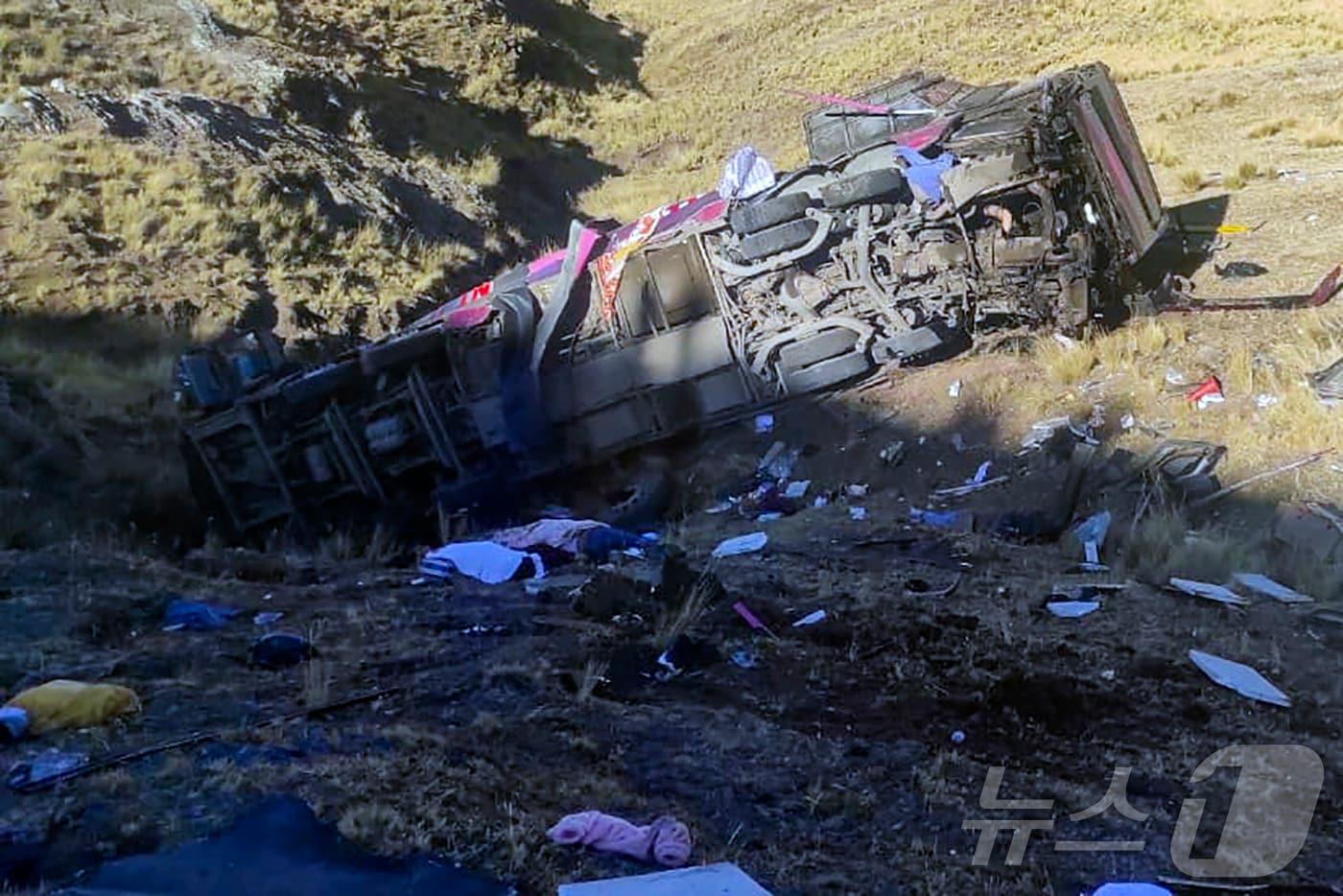 16일&#40;현지시간&#41; 페루 안데스 산맥 중남부에 위치한 아야쿠초 지역의 고속도로에서 버스가 협곡 아래로 추락해 최소 21명이 숨진 현장의 모습이 보인다. 2024.07.17.&lt;자료사진&gt; ⓒ AFP=뉴스1 ⓒ News1 우동명 기자