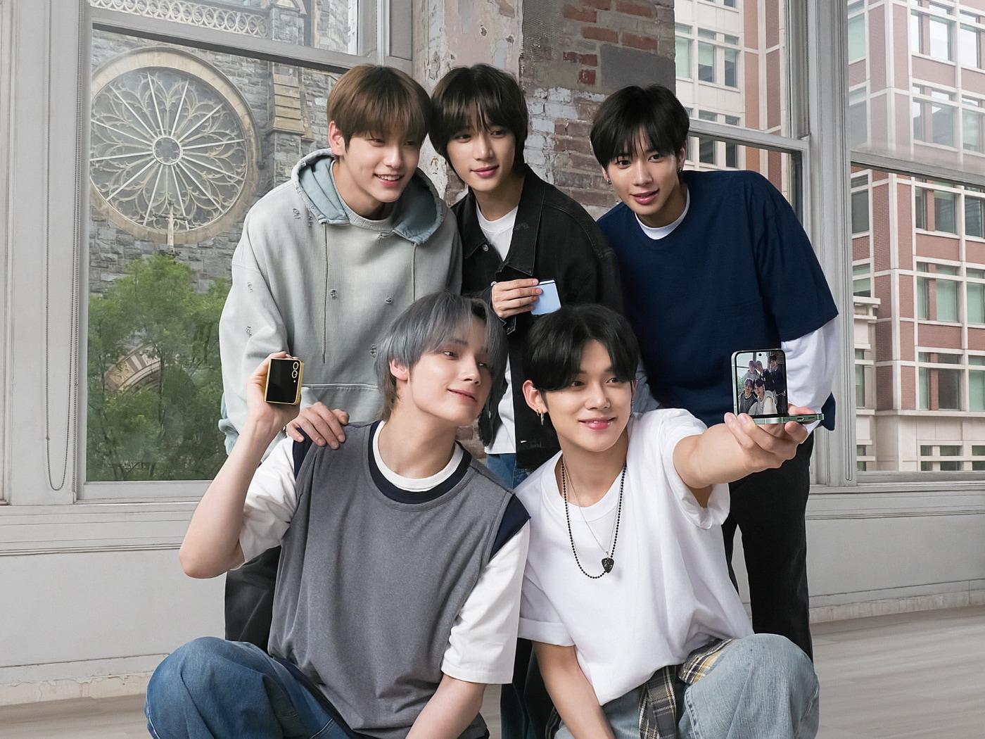 본문 이미지 - 갤럭시 앰배서더 투모로우바이투게더가 삼성전자 신제품 &#39;갤럭시 Z 플립6&#39;로 사진 촬영하는 모습.&#40;삼성전자 제공&#41;