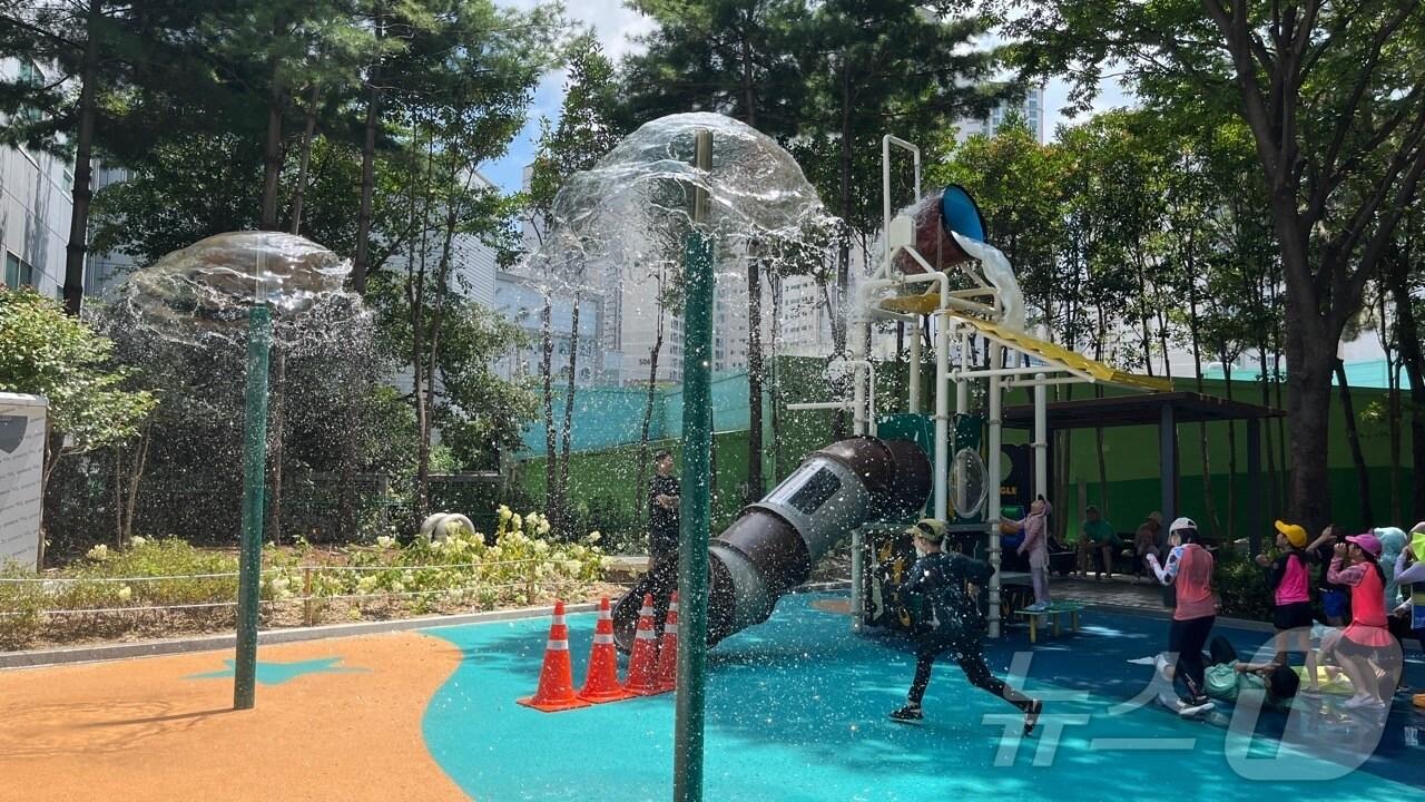 본문 이미지 - 부산 북구는 19일부터 8월 말까지 용당공원 등 지역 내 5곳의 물놀이장을 운영한다. 사진은 물놀이장 모습. (부산 북구 제공)