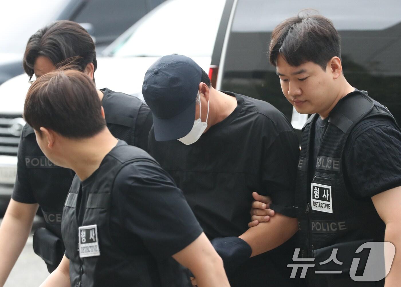 본문 이미지 - 2008년 경기 시흥시 정왕동에서 발생한 슈퍼마켓 살인사건 유력 용의자 A 씨가 17일 오전 경기 안산시 단원구 수원지방법원 안산지원에서 열린 구속 전 피의자 심문(영장실질심사)에 출석하고 있다. 2024.7.17/뉴스1 ⓒ News1 김영운 기자