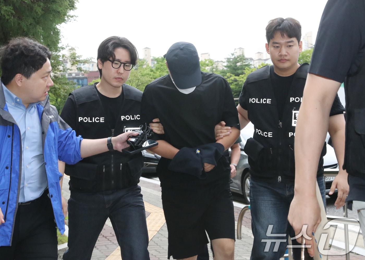 2008년 경기 시흥시 정왕동에서 발생한 슈퍼마켓 살인사건 유력 용의자 A 씨가 17일 오전 경기 안산시 단원구 수원지방법원 안산지원에서 열린 구속 전 피의자 심문(영장실질심사)에 출석하고 있다. 2024.7.17/뉴스1 ⓒ News1 김영운 기자