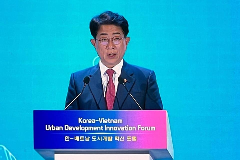 본문 이미지 -  국토교통부가 베트남 하노이에서 개최한 ‘한국·베트남 도시개발 혁신포럼’에서 박상우 국토부 장관이 축사하고 있다. /베트남 공동 취재단 제공