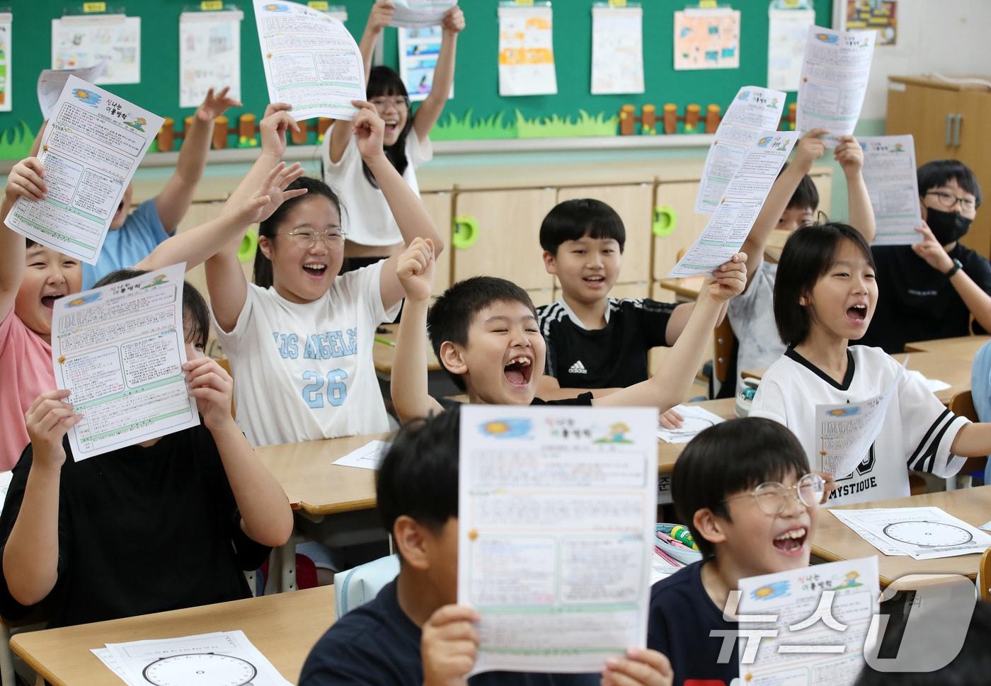 본문 이미지 -  대구동문초등학교 4학년 교실에서 여름방학을 맞은 어린이들이 기뻐하며 환호성을 지르고 있다.(사진은 기사 내용과 무관함)  2024.7.17 ⓒ 뉴스1 공정식 기자