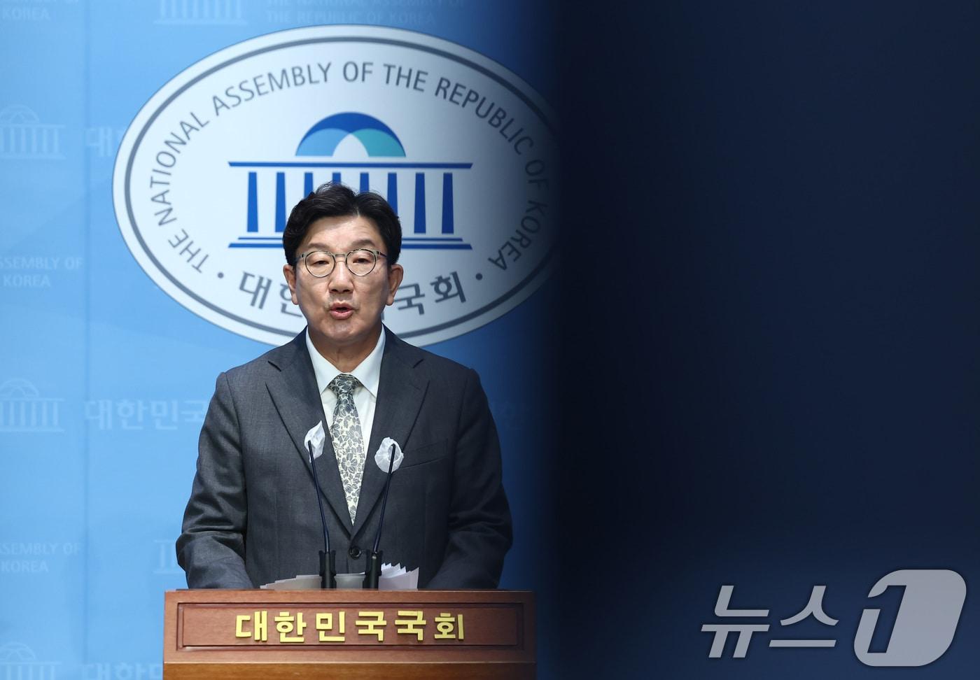 본문 이미지 - 권성동 국민의힘 의원이 17일 서울 여의도 국회 소통관에서 채상병 사망사고 제보공작 관련 기자회견을 하고 있다. 2024.7.17/뉴스1 ⓒ News1 김민지 기자