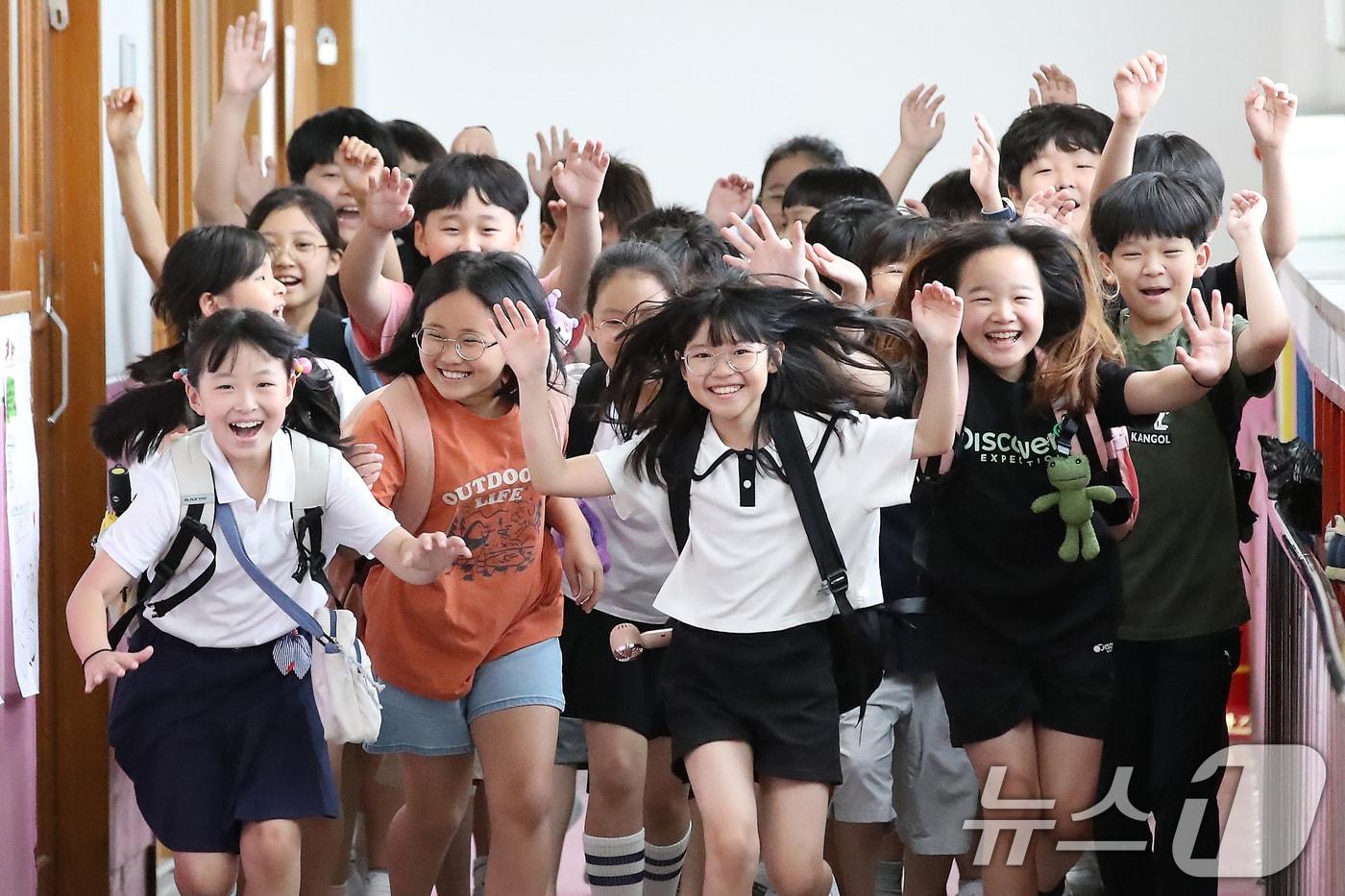 본문 이미지 - 17일 오전 대구동문초등학교에서 여름방학을 맞은 어린이들이 환호성을 지르며 집으로 향하고 있다. 2024.7.17/뉴스1 ⓒ News1 공정식 기자