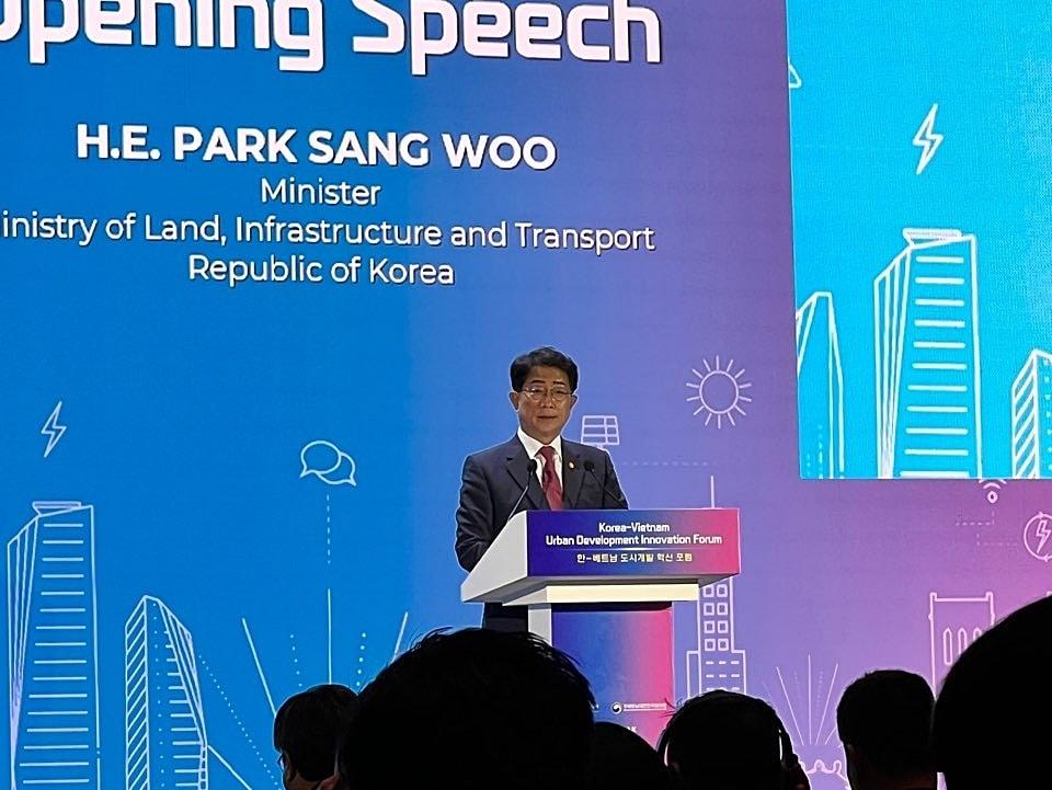 본문 이미지 -  국토교통부가 베트남 하노이에서 개최한 ‘한국·베트남 도시개발 혁신포럼’에서 박상우 국토부 장관이 축사하고 있다. /베트남 공동 취재단 제공