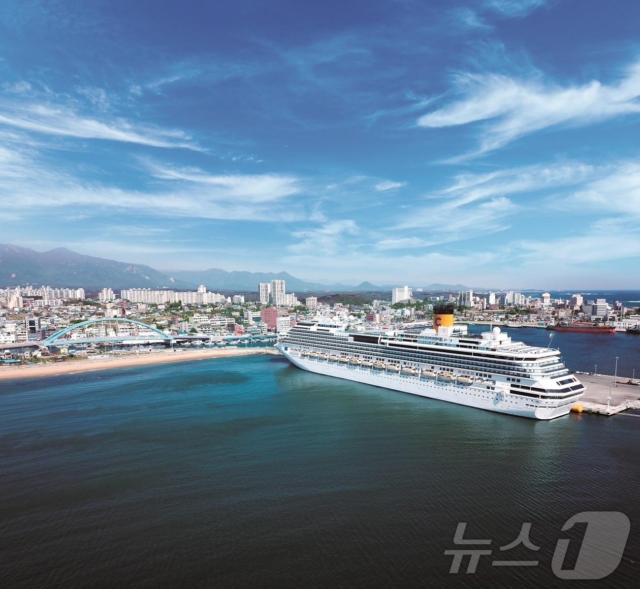 본문 이미지 - 속초항에 정박해 있는 크루즈선 '코스타 세레나호'의 모습.(롯데관광개발 제공)