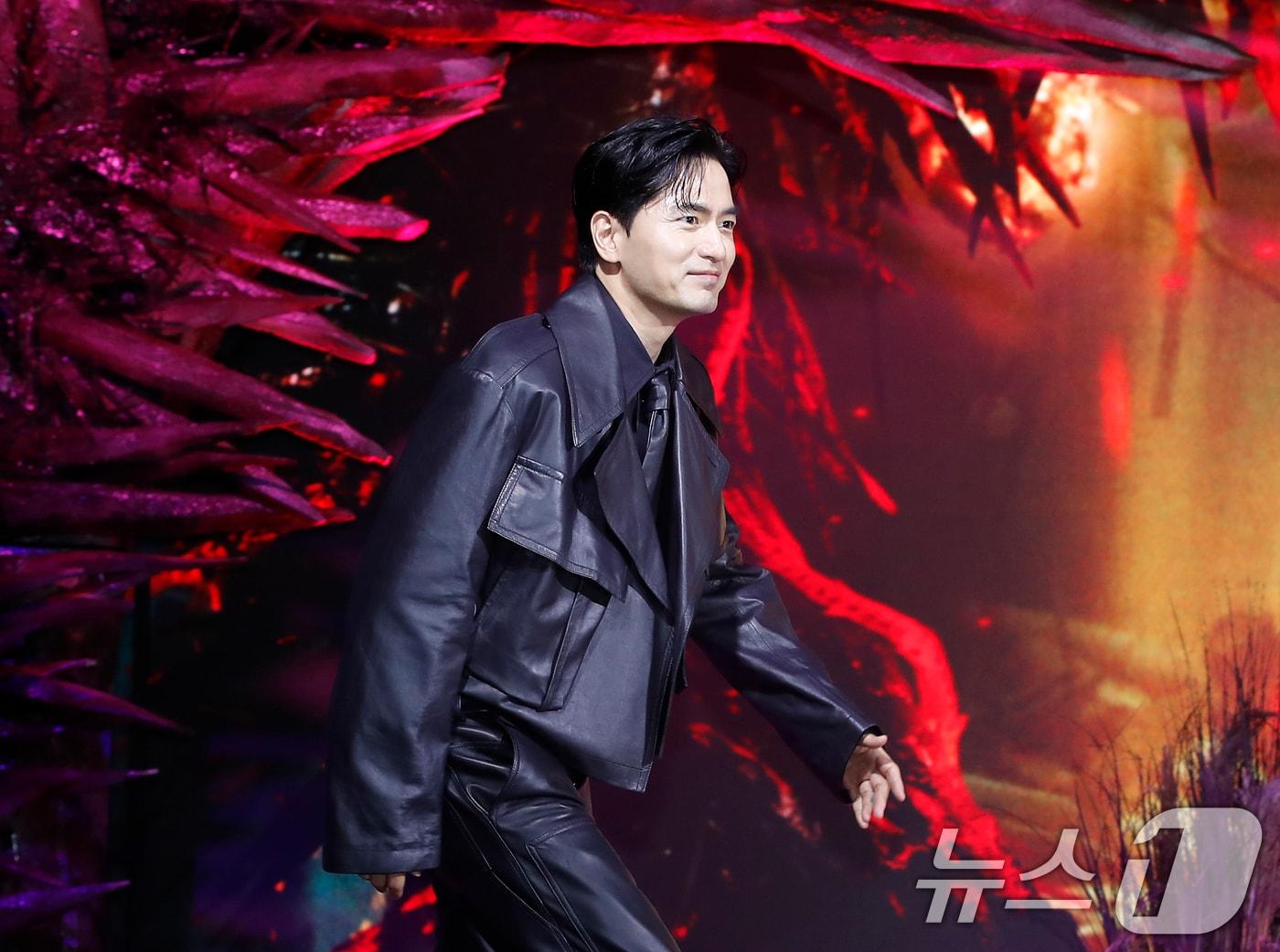 본문 이미지 - 배우 이진욱이 17일 서울 종로구 JW 메리어트 동대문 스퀘어 서울에서 열린 넷플릭스 시리즈 '스위트홈' 시즌3 제작발표회에 참석하고 있다. '스위트홈' 시즌3는 괴물화의 끝이자 신인류의 시작을 비로소 맞이하게 된 세상, 괴물과 인간의 모호한 경계 사이에서 선택의 기로에 놓인 이들의 더 처절하고 절박해진 사투를 그린 넷플릭스 시리즈다. 2024.7.17/뉴스1 ⓒ News1 권현진 기자