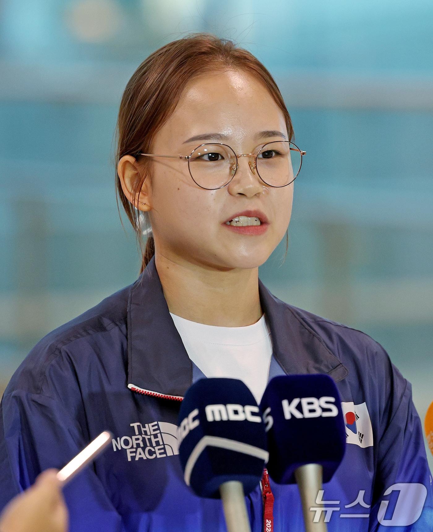 본문 이미지 - 2024 파리 올림픽에 출전하는 대한민국 체조 간판 여서정이 17일 오전 인천국제공항 제2터미널을 통해 프랑스 파리로 출국하기 앞서 취재진과 인터뷰 하고 있다. 2024.7.17/뉴스1 ⓒ News1 장수영 기자