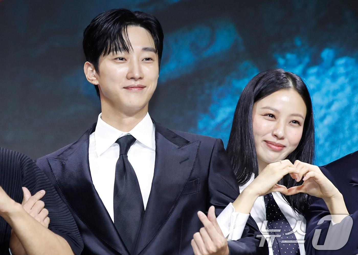 배우 진영과 고민시(오른쪽)가 17일 서울 종로구 JW 메리어트 동대문 스퀘어 서울에서 열린 넷플릭스 시리즈 '스위트홈' 시즌3 제작발표회에서 포즈를 취하고 있다. '스위트홈' 시즌3는 괴물화의 끝이자 신인류의 시작을 비로소 맞이하게 된 세상, 괴물과 인간의 모호한 경계 사이에서 선택의 기로에 놓인 이들의 더 처절하고 절박해진 사투를 그린 넷플릭스 시리즈다. 2024.7.17/뉴스1 ⓒ News1 권현진 기자