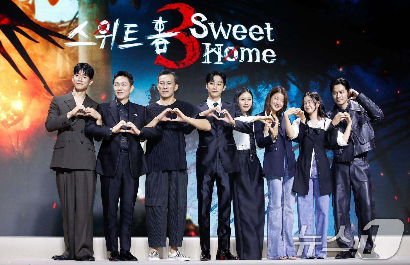 배우 김무열(왼쪽부터)과 오정세, 유오성, 진영, 고민시, 이시영, 김시아, 이진욱이 17일 서울 종로구 JW 메리어트 동대문 스퀘어 서울에서 열린 넷플릭스 시리즈 '스위트홈' 시즌3 제작발표회에서 포즈를 취하고 있다. '스위트홈' 시즌3는 괴물화의 끝이자 신인류의 시작을 비로소 맞이하게 된 세상, 괴물과 인간의 모호한 경계 사이에서 선택의 기로에 놓인 이들의 더 처절하고 절박해진 사투를 그린 넷플릭스 시리즈다. 2024.7.17/뉴스1 ⓒ News1 권현진 기자