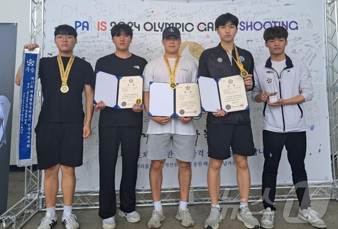 본문 이미지 - 청주대학교 사격부가 최근 인천에서 열린 17회 대통령경호처장기 전국사격대회에서 단체전 금메달 등을 획득한 뒤 기념사진을 촬영하고 있다.(청주대 제공)/뉴스1
