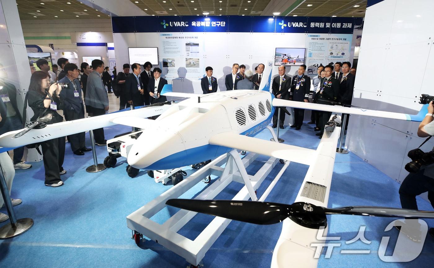 17일 서울 강남구 코엑스에서 막을 올린 ‘2024 무인이동체산업엑스포’&#40;2024 UWC&#41;에서 내빈과 관람객들이 한국항공우주연구원 부스에서 육공 분리합체형 배송용 무인이동체를 살펴보고 있다. 2024.7.17/뉴스1 ⓒ News1 오대일 기자