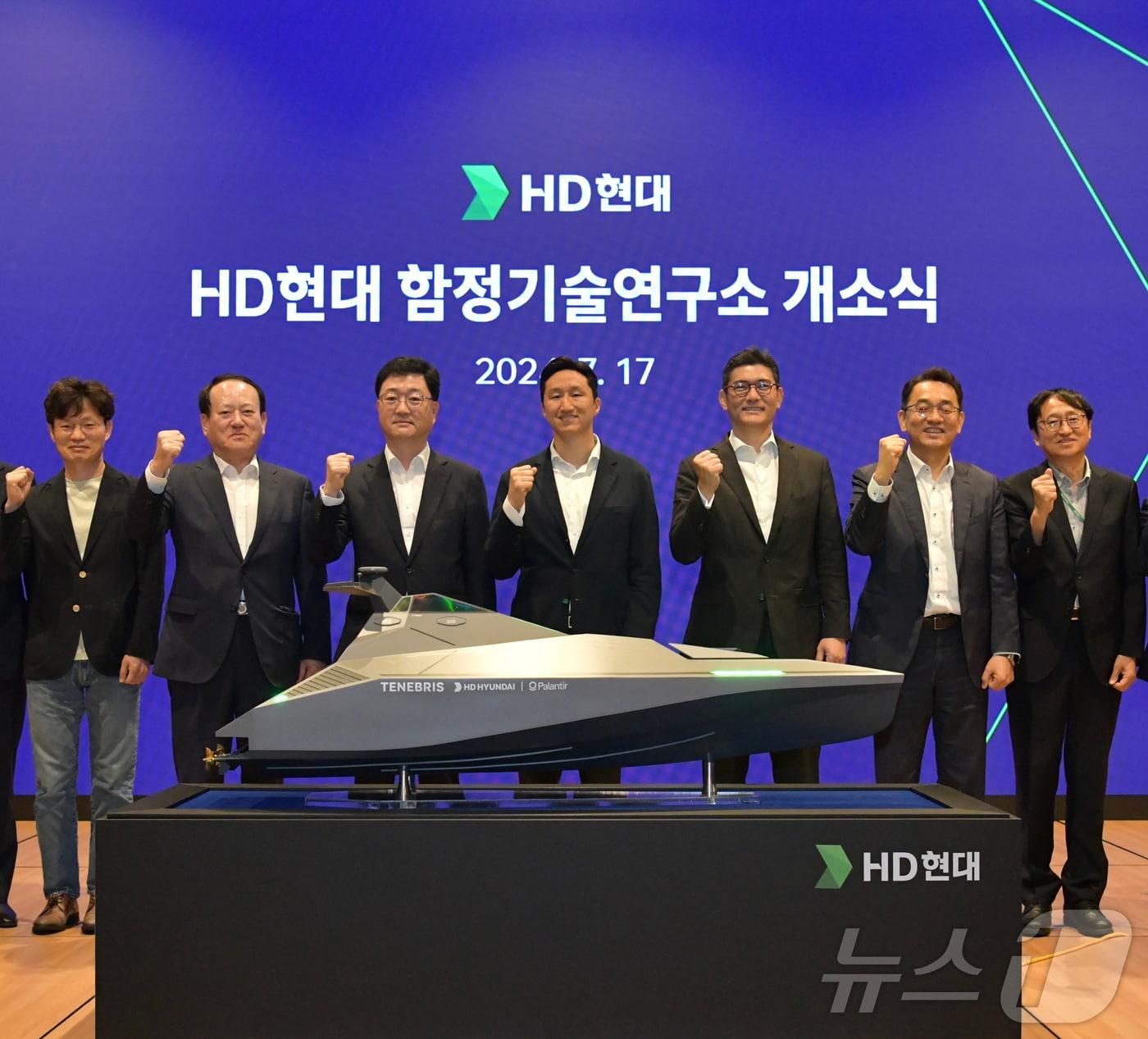 본문 이미지 - 17일 HD현대 함정기술연구소 개소식에 참석한 임도형(왼쪽부터) 아비커스 대표, 김종배 HD현대중공업 부사장, 주원호 HD현대중공업 특수선사업부 대표, 정기선 HD현대 부회장, 김성준 HD한국조선해양 대표, 장광필 HD한국조선해양 미래기술연구원장, 설승기 HD현대 기술자문이 기념촬영을 하고 있다.(HD현대 제공) ⓒ News1