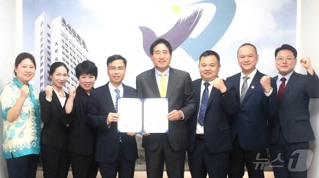 본문 이미지 - 우석대학교와 중국 하주대학교가 17일 협약을 맺고, 글로벌 인재 양성이 힘을 모으기로 했다.(우석대 제공)/뉴스1