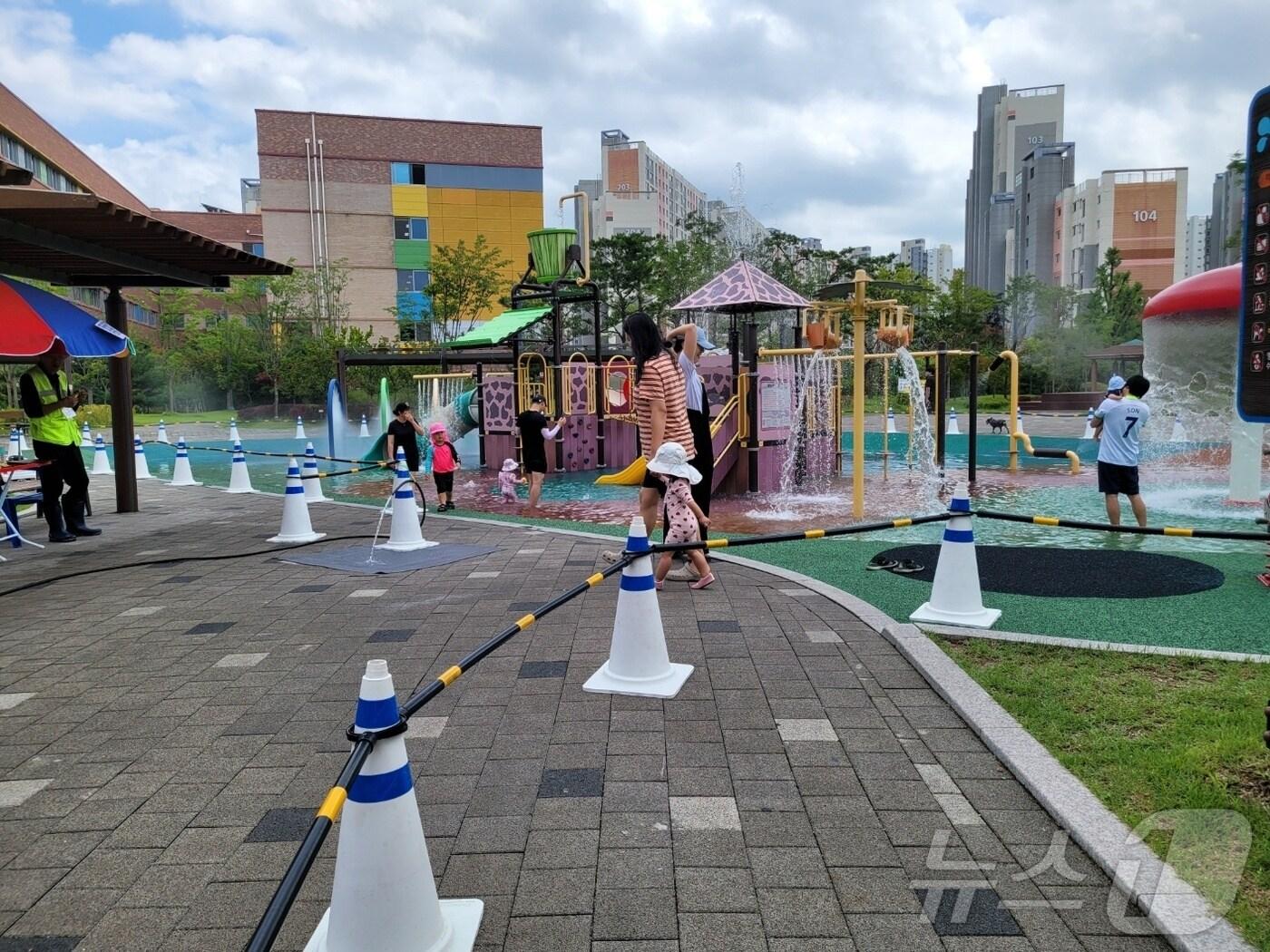 본문 이미지 - 마장근린공원 물놀이시설에서 어린이들이 물놀이를 즐기며 더위를 식히고 있는 모습.(이천시 제공)