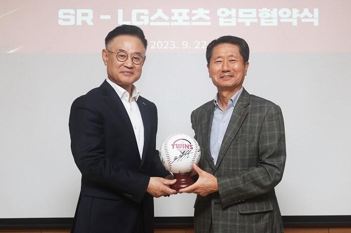 본문 이미지 - 이종국 에스알 대표이사(왼쪽)와 김인석 LG스포츠 대표이사가 업무협약 후 기념촬영을 하고 있다.(SR 제공)