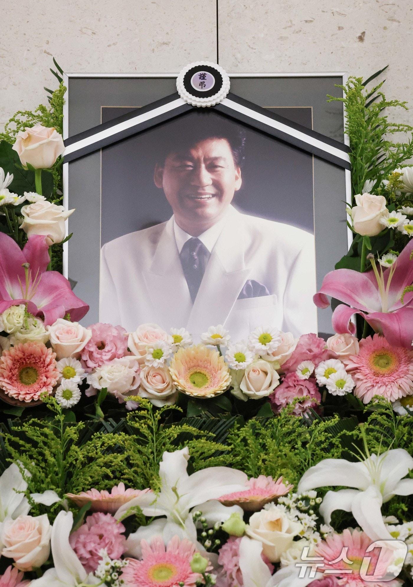 본문 이미지 - 가수 고&#40;故&#41; 현철&#40;본명 강상수&#41;의 빈소. ⓒ News1 사진공동취재단