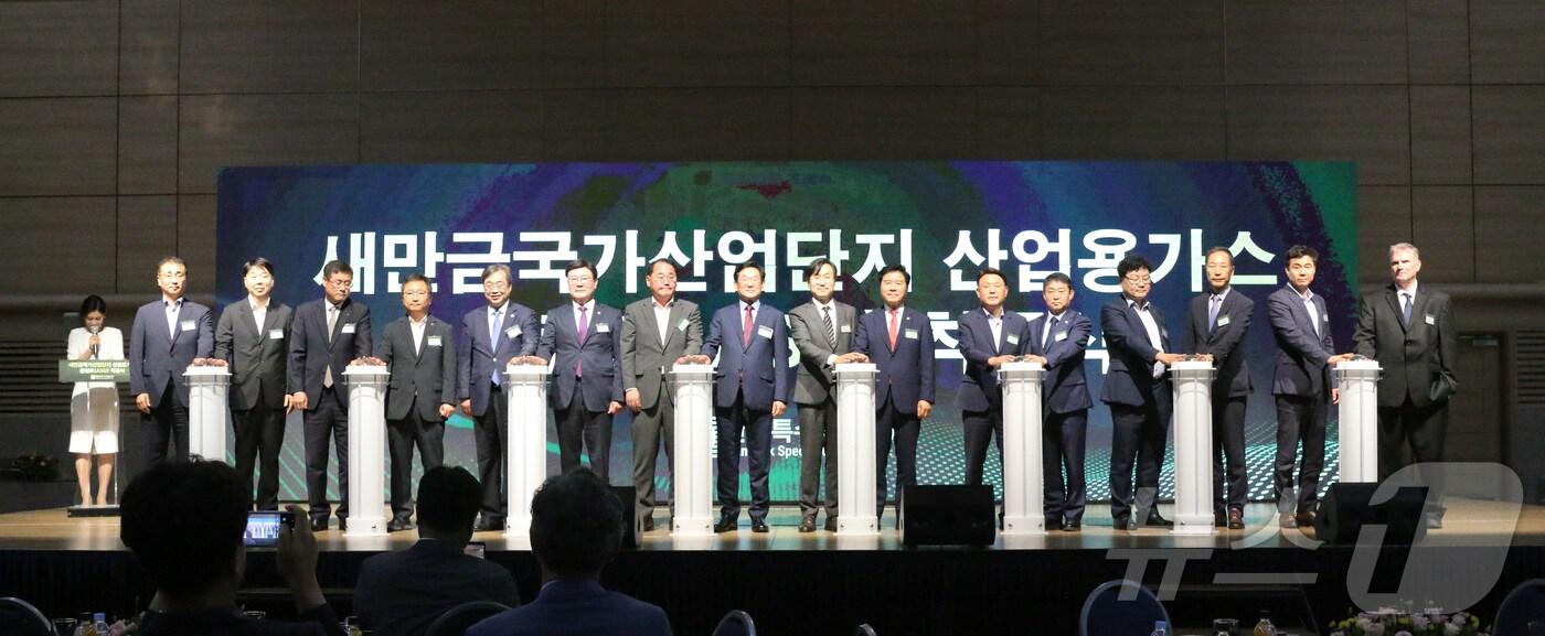 본문 이미지 -  17일 전북자치도 군산시 새만금컨벤션센터(GSCO)에서 열린 한국특수가스 새만금 산단 공장 착공식 행사 모습.2024.7.17.(새만금개발청 제공)/뉴스1 