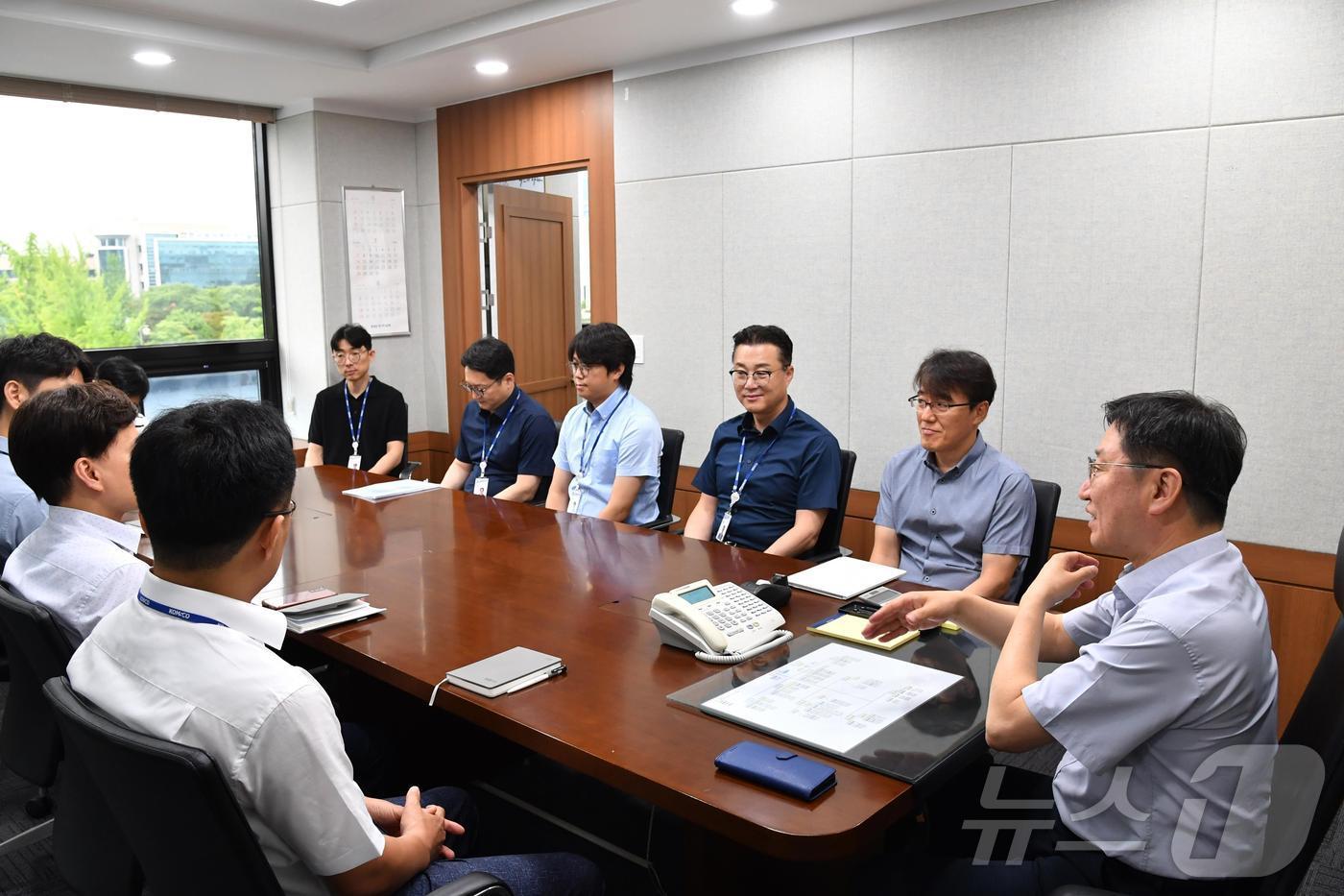 조폐공사 성창훈 사장과 승진자들이 타운홀 미팅에 참여해 대화하고 있다. (한국조폐공사 제공)/뉴스1