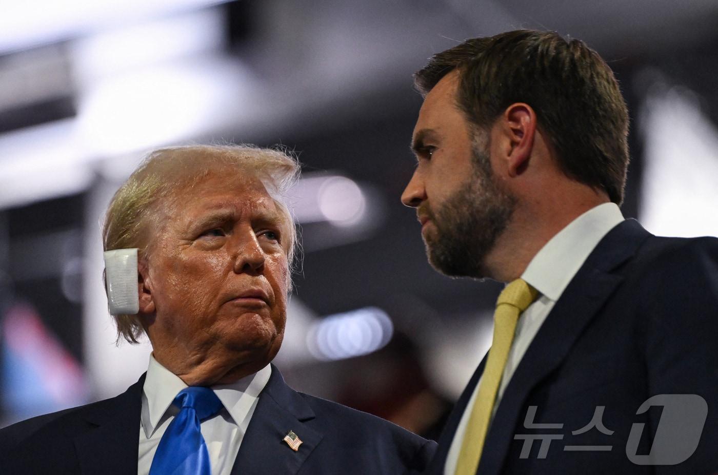 본문 이미지 - 16일(현지시간) 미국 위스콘신주 밀워키에서 열린 공화당 전당대회 2일차에 참석한 도널드 트럼프(왼쪽) 전 미국 대통령과 J.D. 밴스(오른쪽) 상원의원이 이야기를 나누고 있다. 2024.07.16. ⓒ 로이터=뉴스1 ⓒ News1 장시온 기자