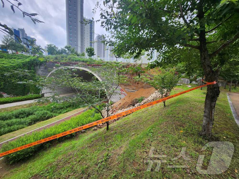 본문 이미지 - 비로 인해 무너져 내린 원주 반곡동 뒷골교 옹벽.(강원도소방본부 제공)