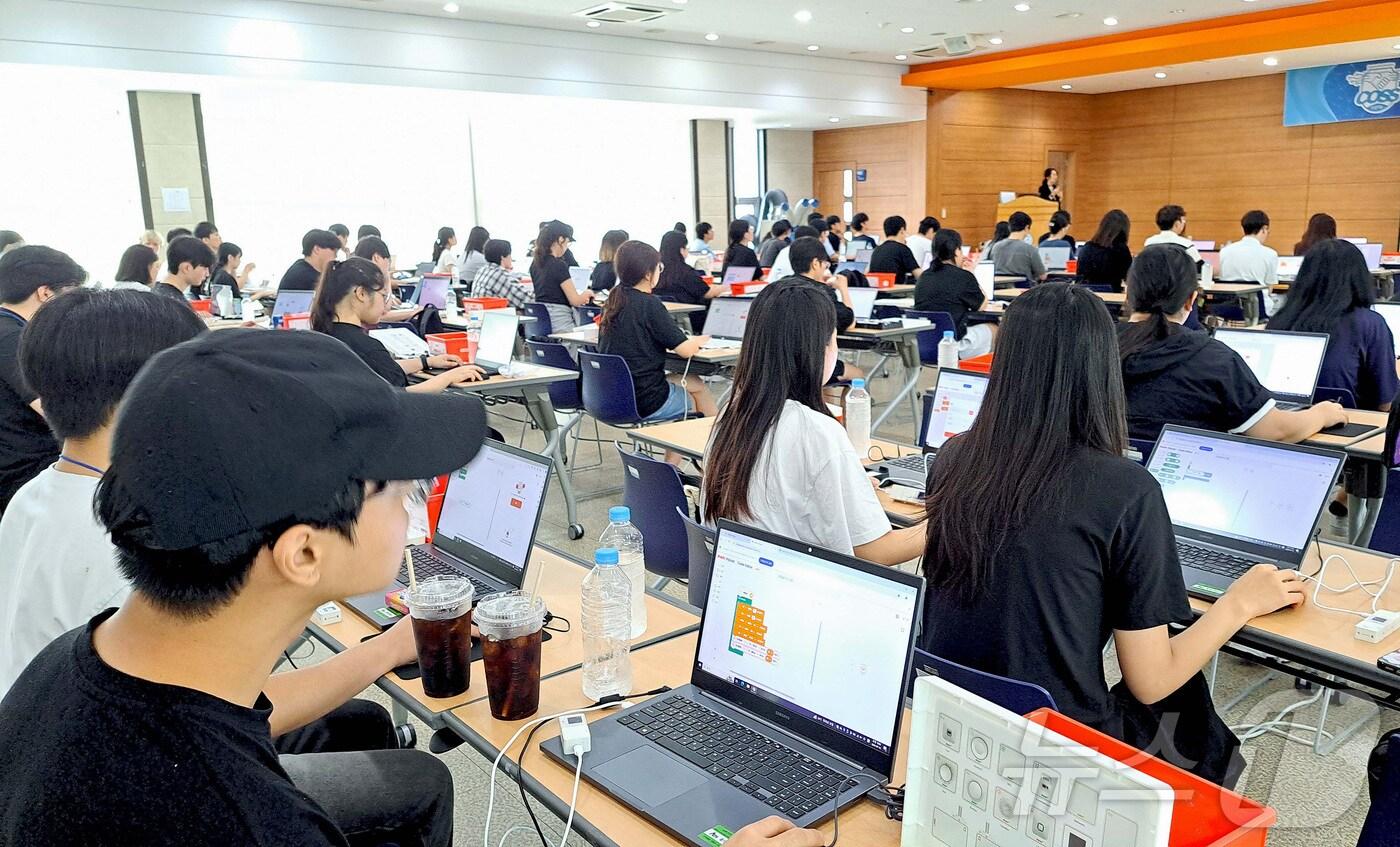 본문 이미지 - 영진전문대에서 교육부 첨단분야 인공지능혁신융합대학 컨소시엄 사업단이 주관하는 '인공지능 혁신융합대학 여름방학 AI교육캠프'가 열리고 있다.(영진전문대 제공)