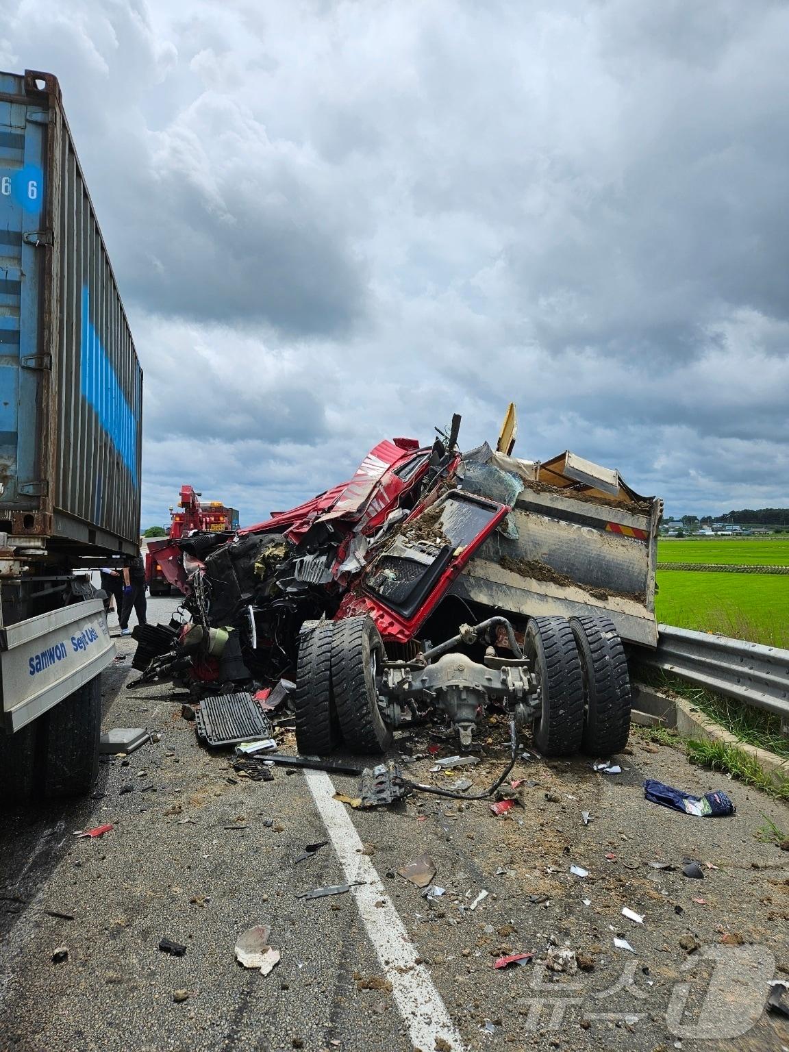 본문 이미지 -  당진대전고속도로 교통사고 현장. (예산소방서 제공) / 뉴스1
