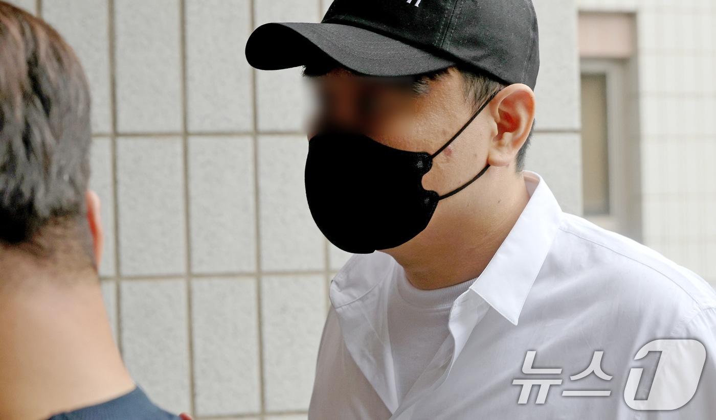 가상자산 시세 조작 의혹을 받는 '존버킴' 박 모 씨가 17일 오후 서울 양천구 남부지방법원에서 열린 구속전피의자심문(영장실질심사)에 출석하고 있다./뉴스1 ⓒ News1 장수영 기자