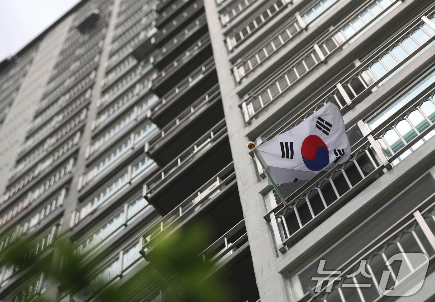 제76주년 제헌절인 17일 오후 경기 수원시의 한 아파트 단지에 태극기가 게양되어 있다. 2024.7.17/뉴스1 ⓒ News1 김영운 기자