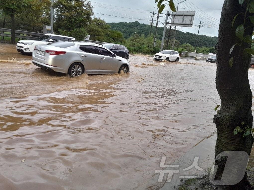 본문 이미지 - 17일 오전 인천시 서구 당하동의 한 도로가 침수돼 차량이 통행에 어려움을 겪고 있다. (인천소방본부 제공)2024.7.17/뉴스1 ⓒ News1 박소영 기자