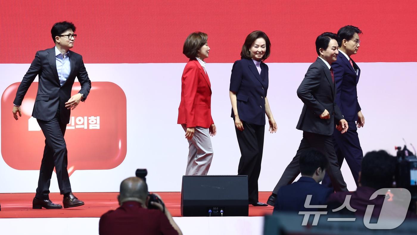 한동훈, 나경원, 김민전(최고위원 후보) 원희룡, 윤상현(사진 왼쪽부터) 국민의힘 당대표 후보들이 17일 경기 고양 소노아레나에서 열린 국민의힘 제4차 전당대회 서울·인천·경기·강원 합동연설회에서 기념촬영을 마치고 이동하고 있다. 2024.7.17/뉴스1 ⓒ News1 김민지 기자