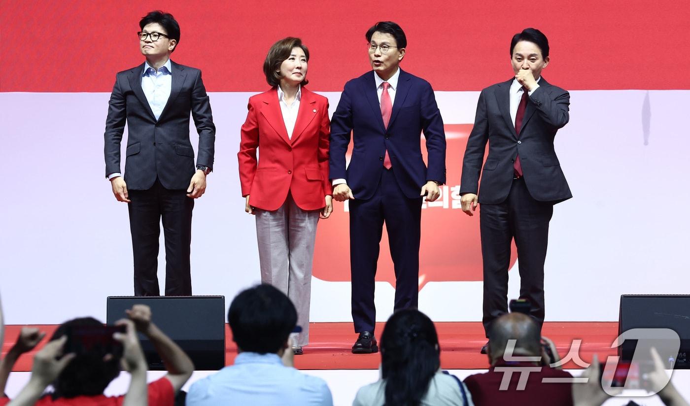 본문 이미지 - 한동훈, 나경원, 윤상현, 원희룡 국민의힘 당대표 후보들이 17일 경기 고양 소노아레나에서 열린 국민의힘 제4차 전당대회 서울·인천·경기·강원 합동연설회에서 기념촬영을 하고 있다. 2024.7.17/뉴스1 ⓒ News1 김민지 기자