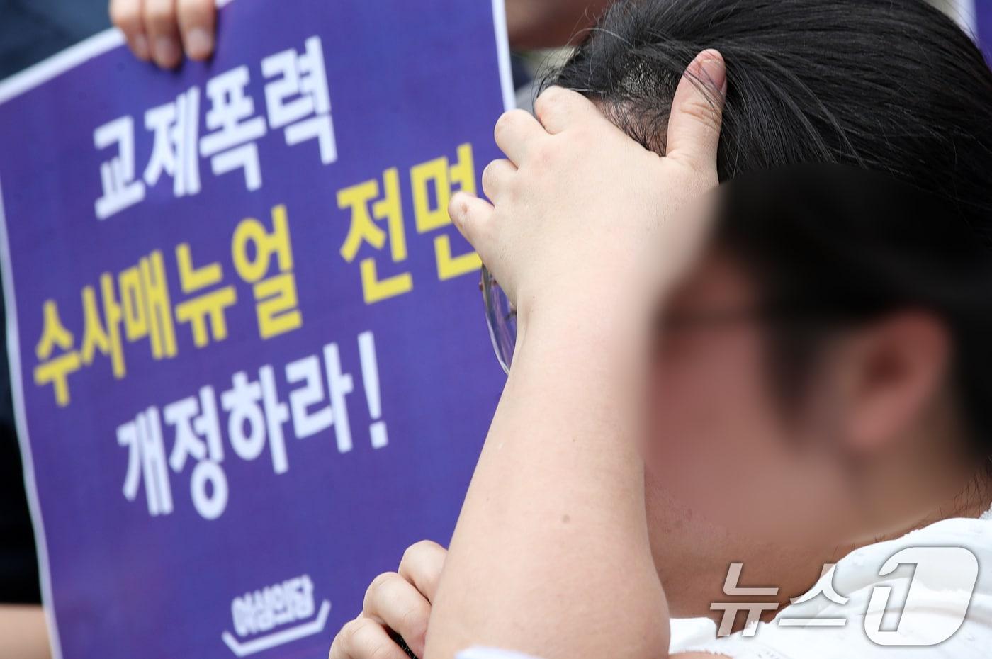 본문 이미지 - 인천 스토킹 살인사건 희생자의 유가족이 서울 서초구 서울중앙지방법원에서 가해자의 항소심 선고 관련 기자회견을 하고 있다. 전 남자 친구의 스토킹에 시달리다가 그가 휘두른 흉기에 찔린 30대 여성 이 모 씨가 사망한 지 1년 만에 재판부는 가해자의 항소심 선고 공판에서 징역 25년을 선고한 1심을 깨고 형량이 상향된 징역 30년을 선고했다. 2024.7.17 ⓒ 뉴스1 이승배 기자