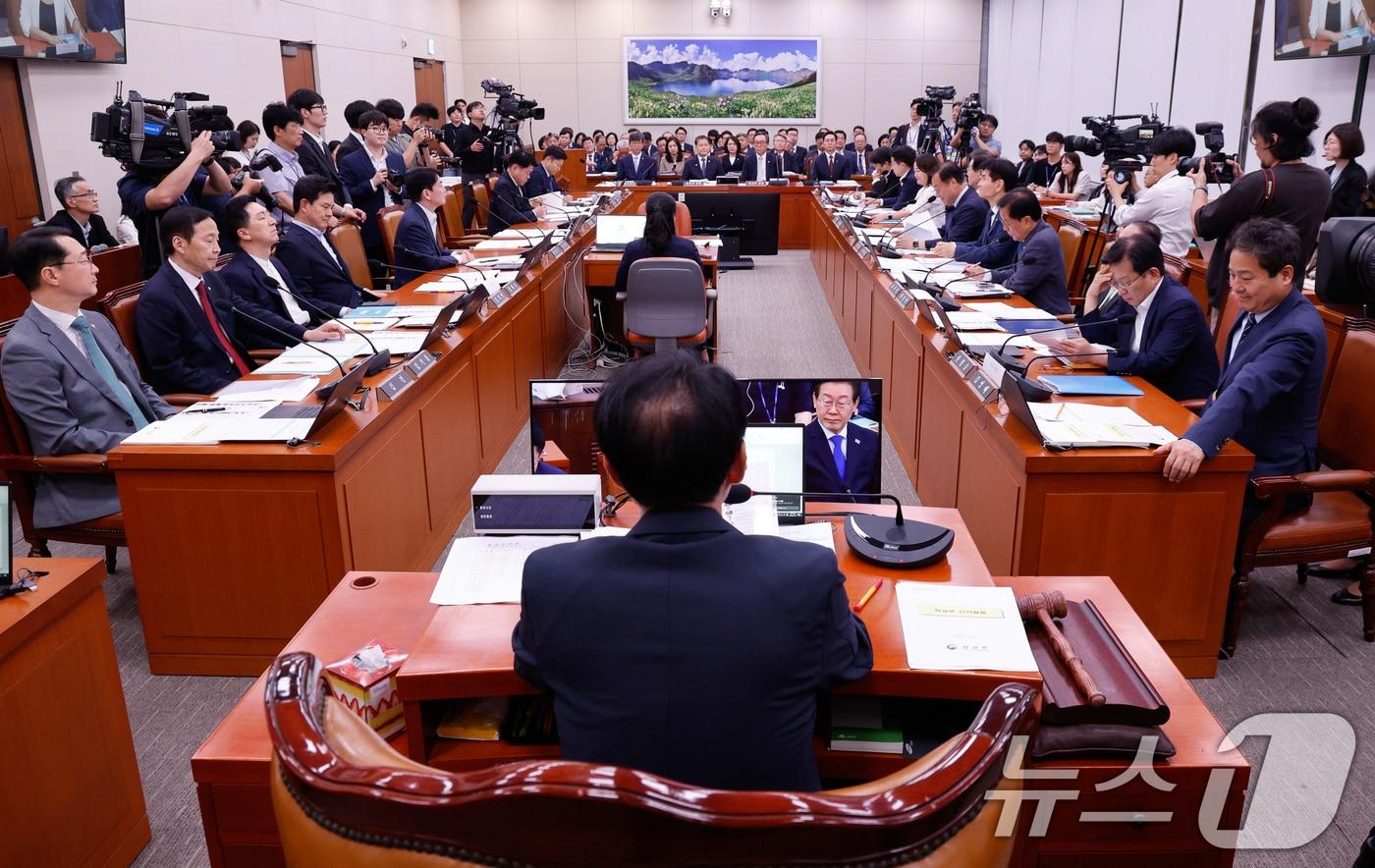 17일 오후 서울 여의도 국회에서 열린 외교통일위원회 제416회국회(임시회) 제1차 전체회의에서 의원들이 인사말을 하고 있다. 2024.7.17/뉴스1 ⓒ News1 안은나 기자