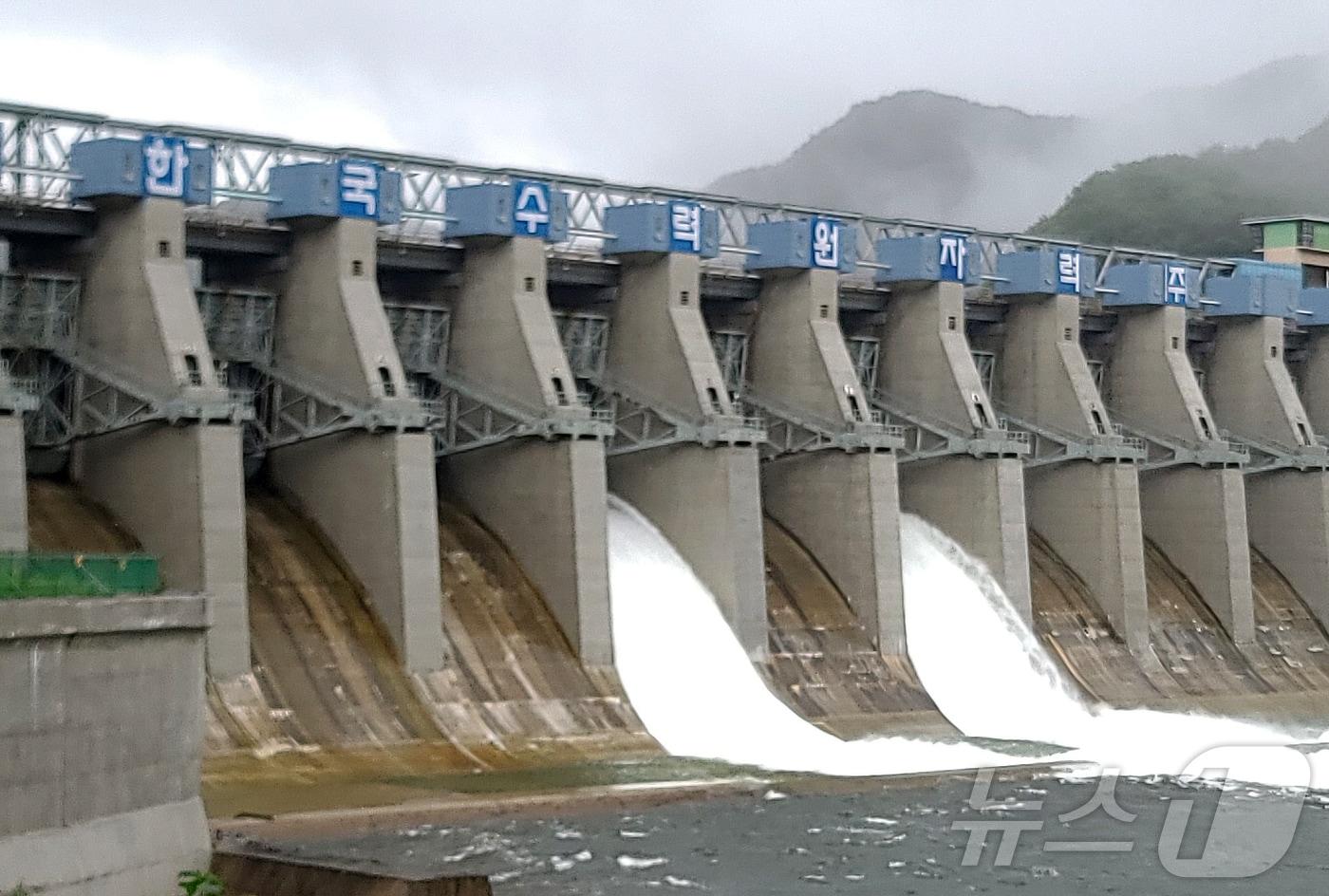 많은 비가 내리면서 수문을 개방한 춘천댐.&#40;뉴스1 DB&#41;