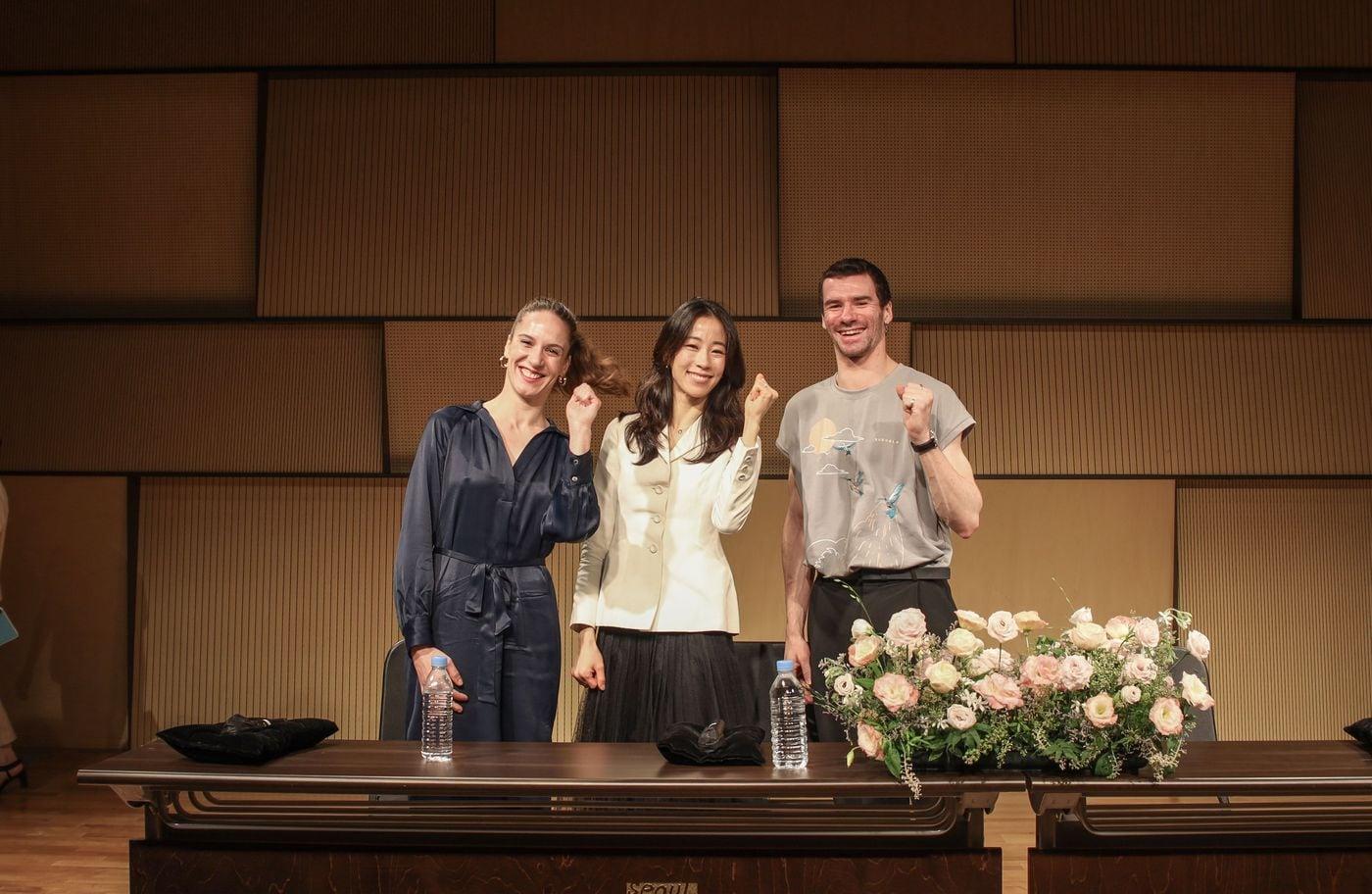 본문 이미지 - 17일 예술의전당에서 열린 '에투알 갈라 2024' 기자간담회에서 파리오페라발레단 에투알 박세은 무용수(가운데)가 동료 발랑틴 콜라상트(왼쪽), 폴 마르크와 포즈를 취하고 있다.(사진제공 songgyunshin)