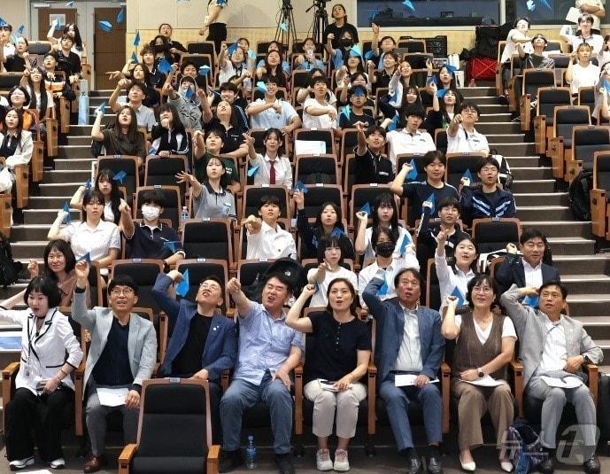 본문 이미지 - 광주시교육청이 17일 5·18 사적지인 전일빌딩 245에서 5·18 청소년 홍보단 푸른새 발대식을 갖고 파란 종이비행기를 날리는 퍼포먼스를 하고 있다.(광주교육청 제공)2024.7.17./뉴스1