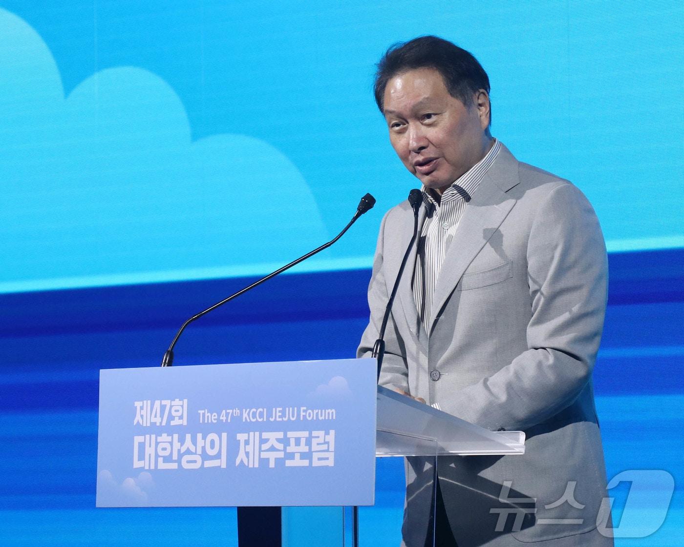 본문 이미지 - 최태원 대한상공회의소 회장이 대한상의 제주포럼'에서 개회사를 하고 있다.(대한상공회의소 제공) 2024.7.17 ⓒ 뉴스1 DB