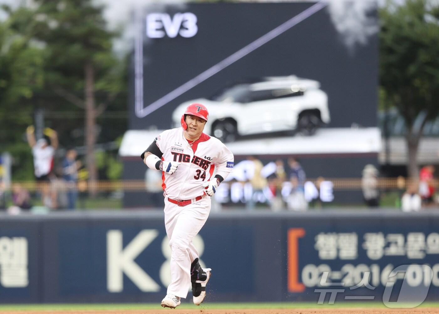 본문 이미지 - KIA 타이거즈 최형우가 17일 광주 기아 챔피언스필드에서 열린 2024 신한 SOL뱅크 KBO리그 삼성 라이온즈와의 경기에서 3회말 2점홈런을 때린 뒤 그라운드를 돌고 있다. (KIA 제공)