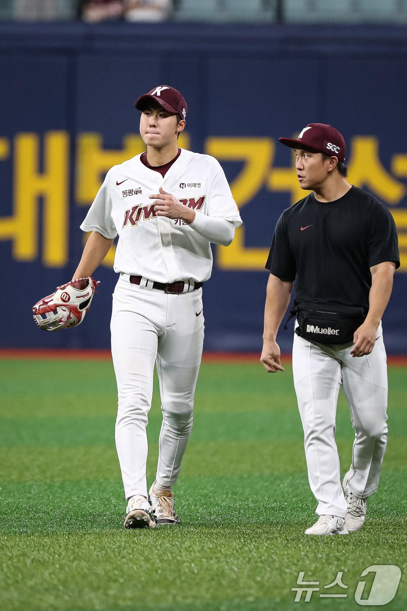 본문 이미지 - 17일 서울 구로구 고척스카이돔에서 열린 프로야구 '2024 신한 SOL 뱅크 KBO리그' kt 위즈와 키움 히어로즈의 경기에서 6회초 kt 공격 키움 중견수 장재영이 통증을 호소하며 교체되고 있다. 2024.7.17/뉴스1 ⓒ News1 유승관 기자