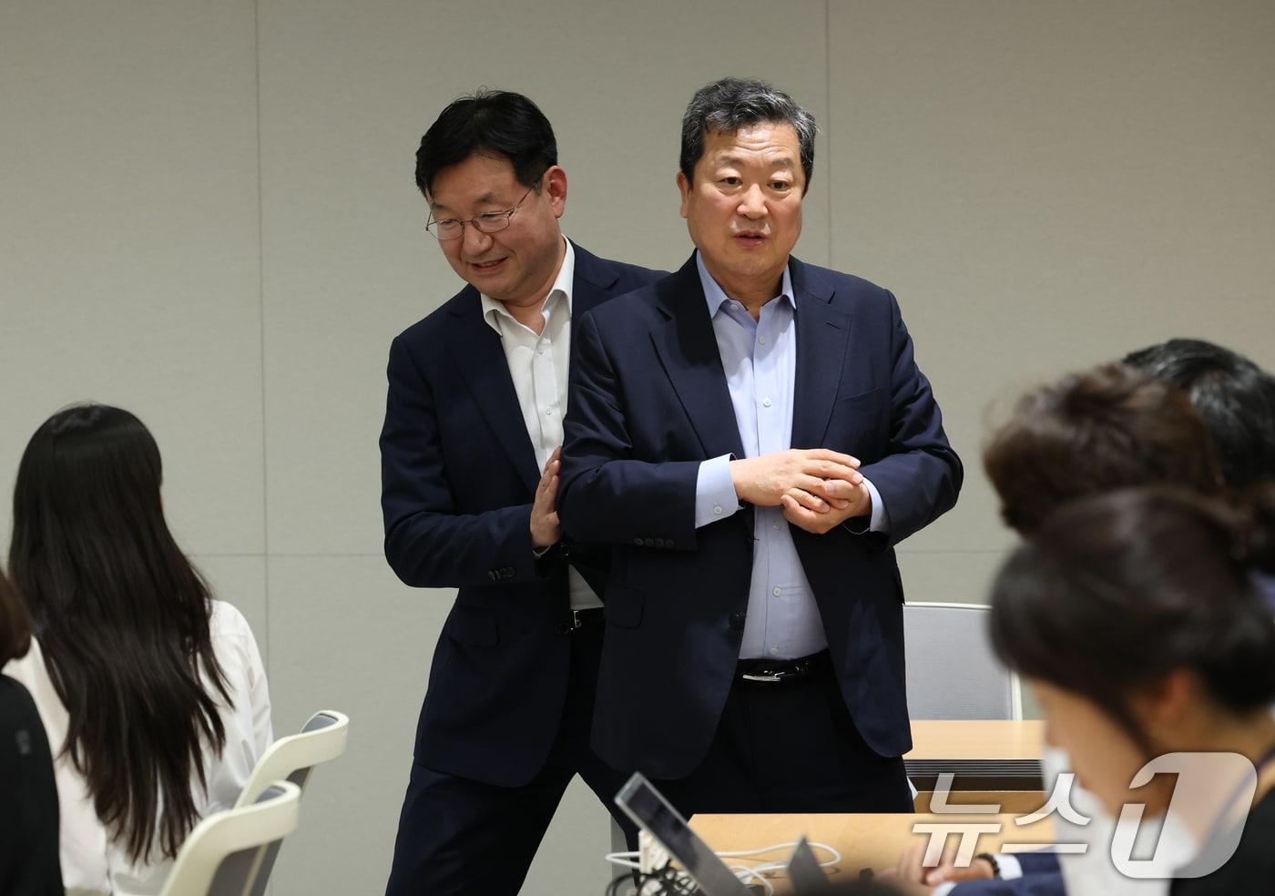 본문 이미지 - 성태윤 정책실장(왼쪽)과 박춘섭 경제수석이 17일 서울 용산 대통령실 청사에서 체코 신규 원자력발전소 수주 관련 브리핑에 참석 하고 있다. 2024.7.17/뉴스1 ⓒ News1 송원영 기자